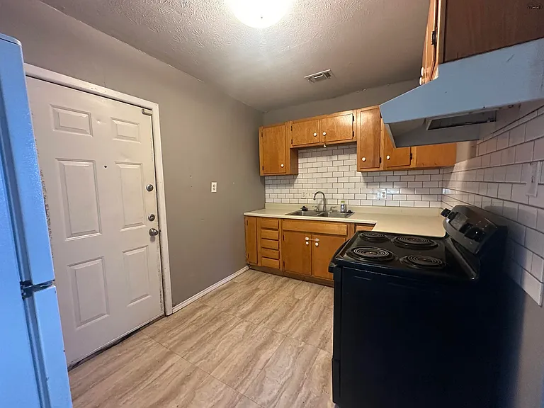 3202 Avenue S — Photo 3