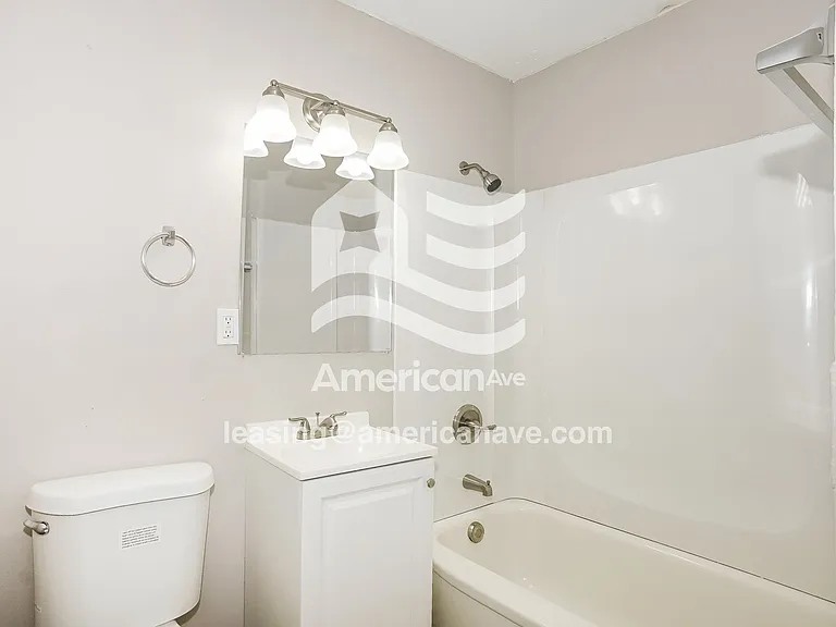 1728802_010_main_bathroom_12816366.jpg