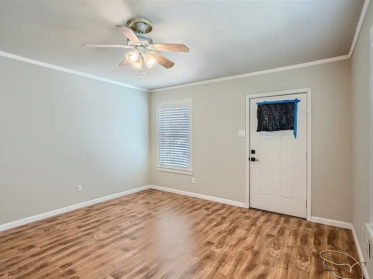 1933 Allen Ave — Photo 3