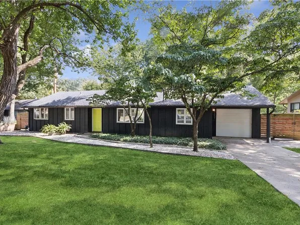 7657 Colonial Dr, Prairie Village, KS 66208