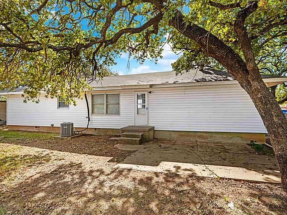 5th image of 282096 Andrews Dr
