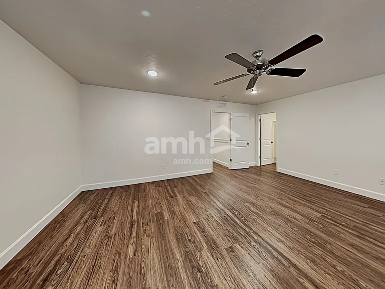 981 N Barkvine Ave — Photo 10