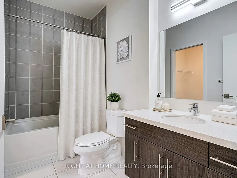 690 King St W #411 — Photo 7