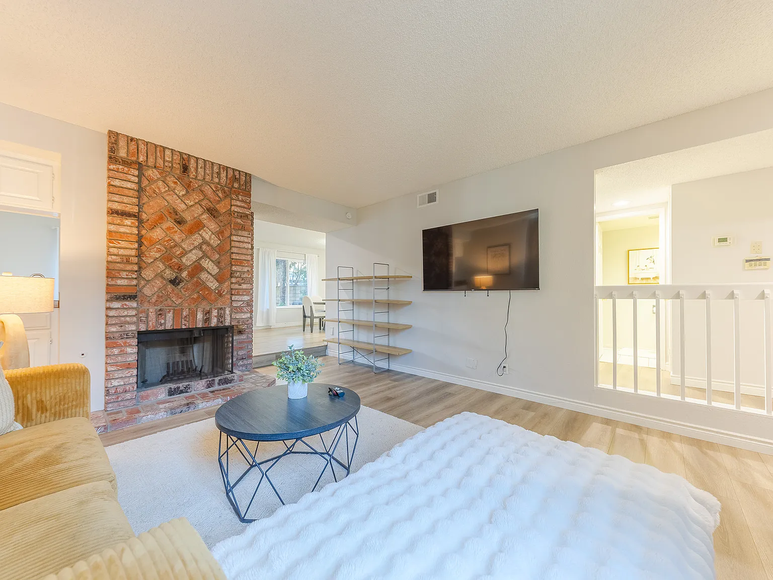 3 bed, 2094 sqft, $7,900 — Photo 4
