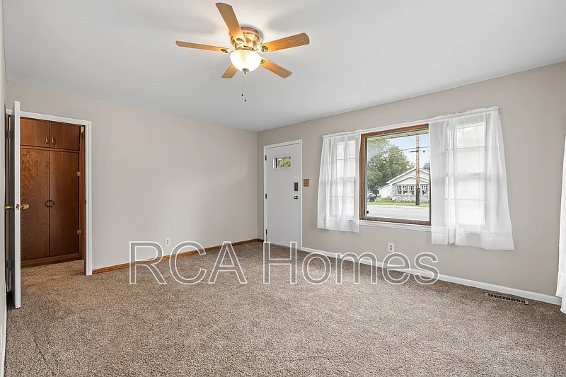 3 bed, 1.0 bath, $1,250 — Photo 2