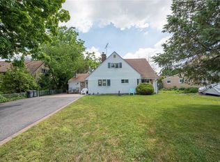 11 Ash Ln, Hicksville, NY 11801