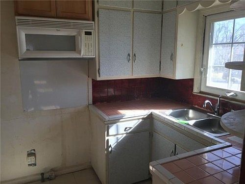 5th image of 2218 Woodend Ave
