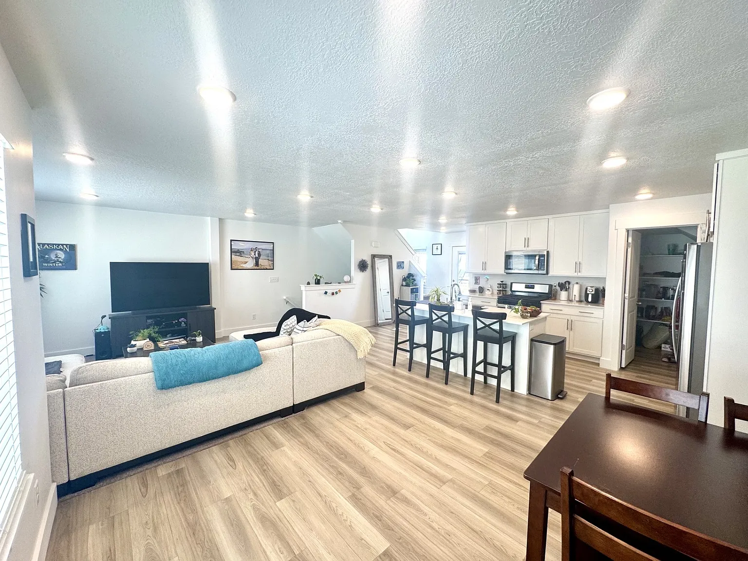3 bed, 2.5 bath, 1670 sqft, $2,300 — Photo 3