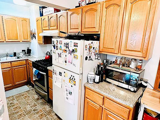 4th image of 2534 Crescent St APT 2H