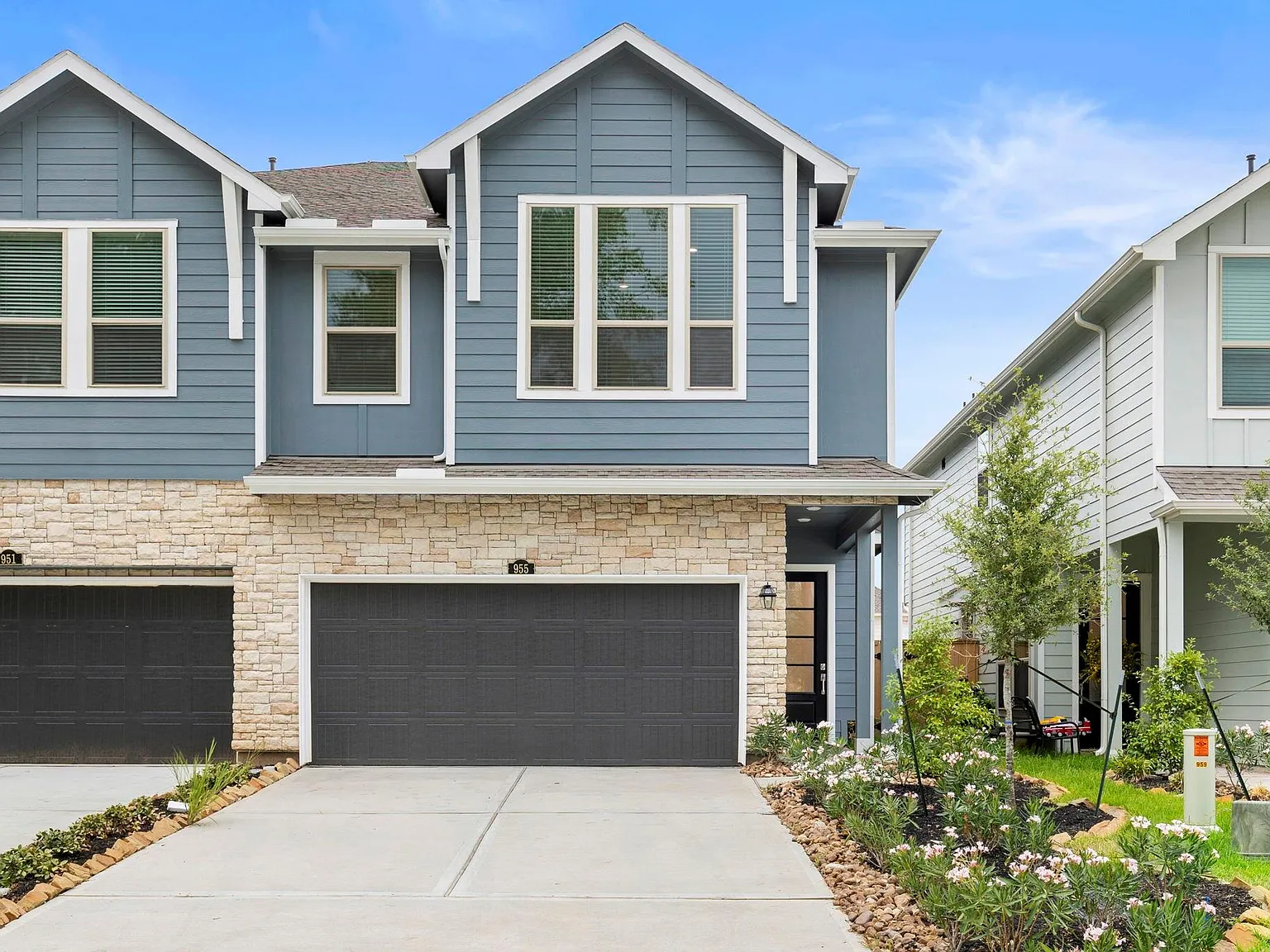 3 bed, 2.5 bath, 1849 sqft, $2,300 — Photo 1