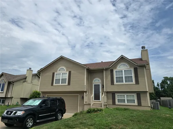 404 Blue Grass Dr, Raymore, MO 64083