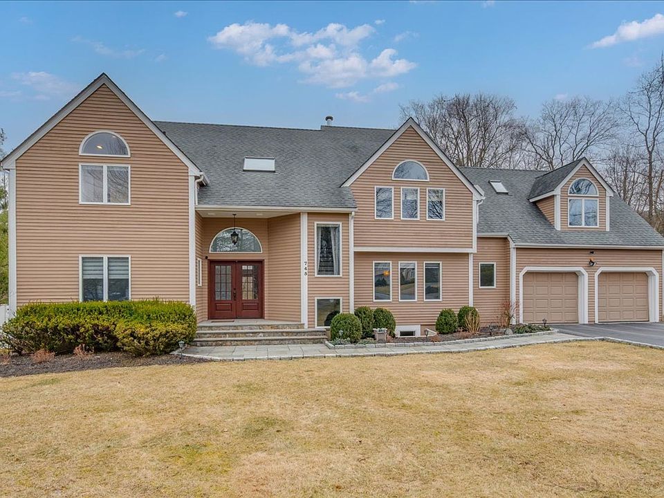 1st image of 745 Iris Ct