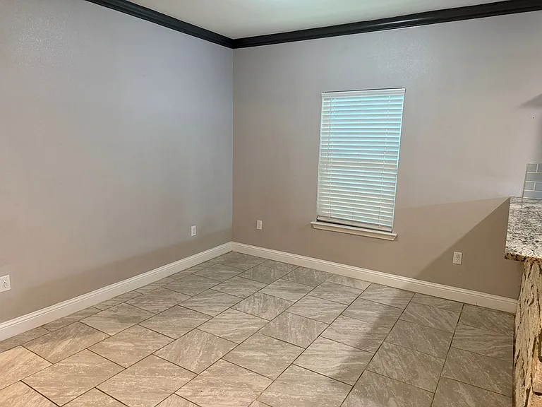 302 N Carver — Photo 11