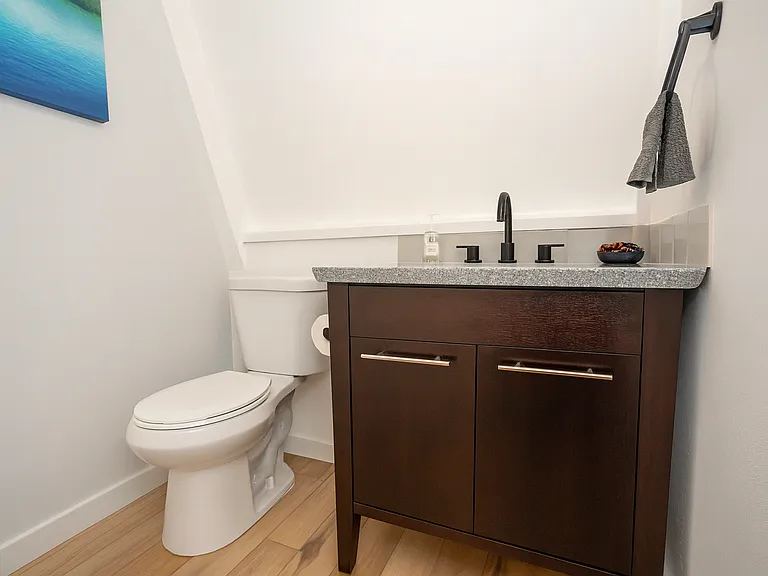 Stylish full bathroom featuring modern finishes