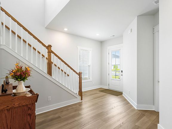 5th image of 261 Denham St