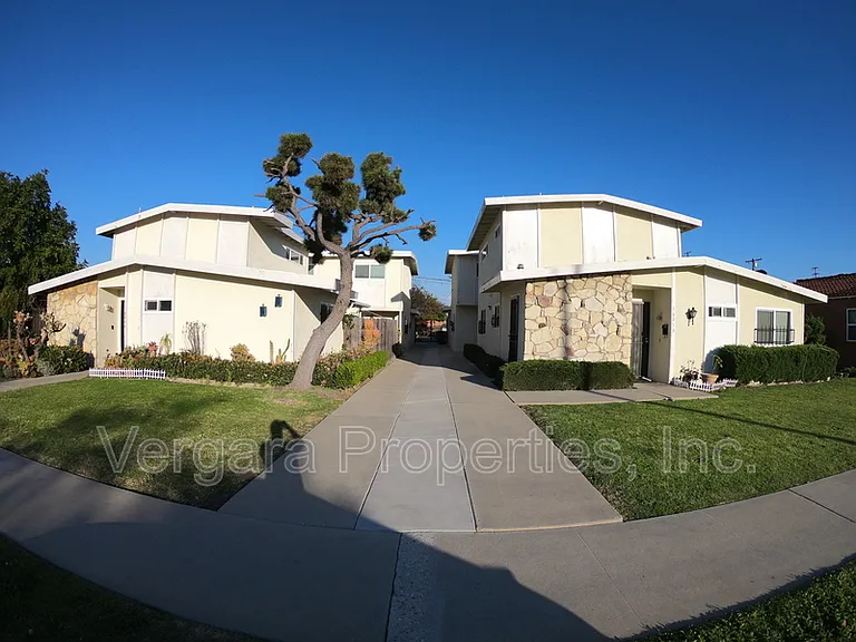 18012 Manhattan Pl — Photo 2