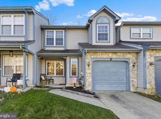 8 Kettlebrook Dr, Mount Laurel, NJ 08054