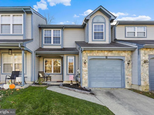 8 Kettlebrook Dr, Mount Laurel, NJ 08054
