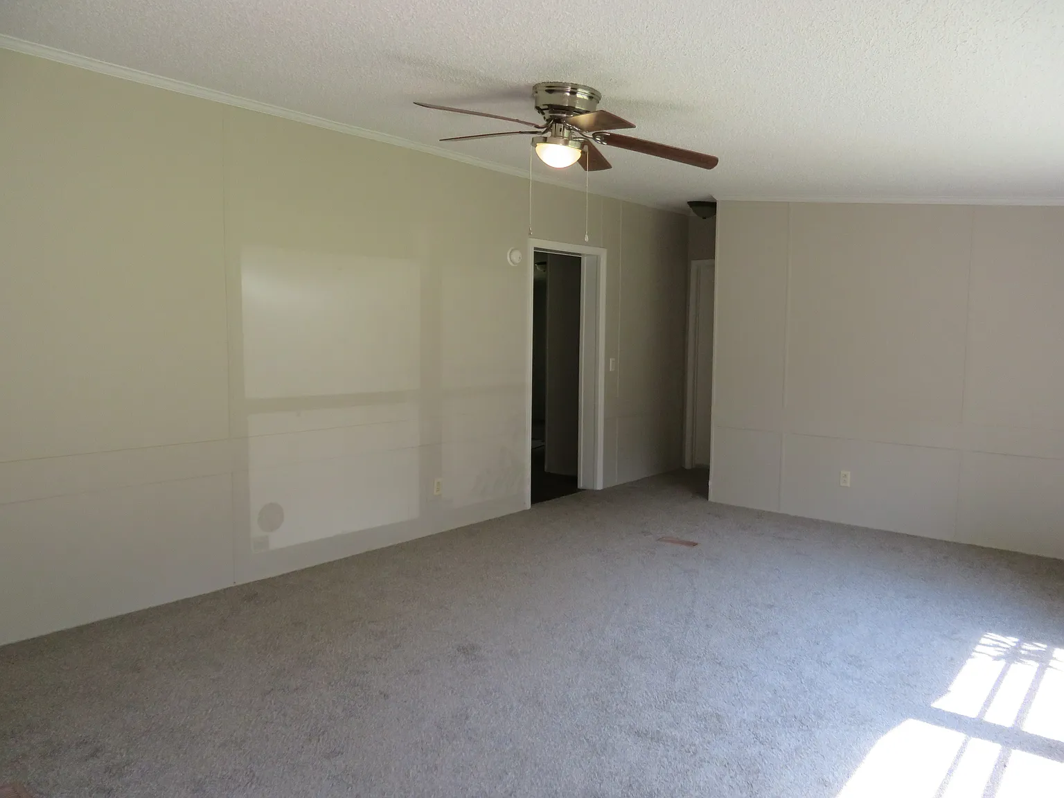 3 bed, 1960 sqft, $1,800 — Photo 2