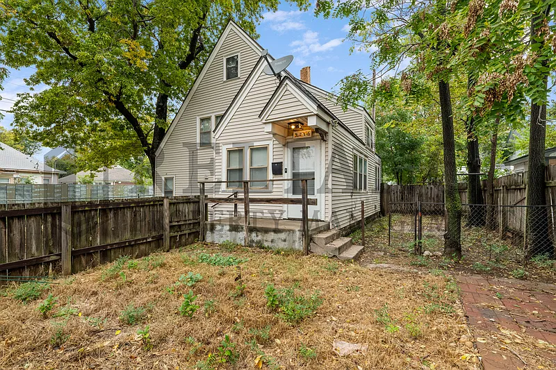 2 bed, 1.0 bath, 1332 sqft, $995 — Photo 3