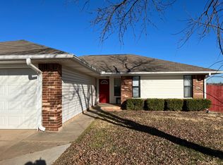 608 Cottonwood Dr, Moore, OK 73160