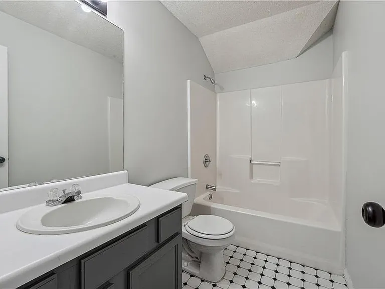 2205 Dresden Grn NW — Photo 12