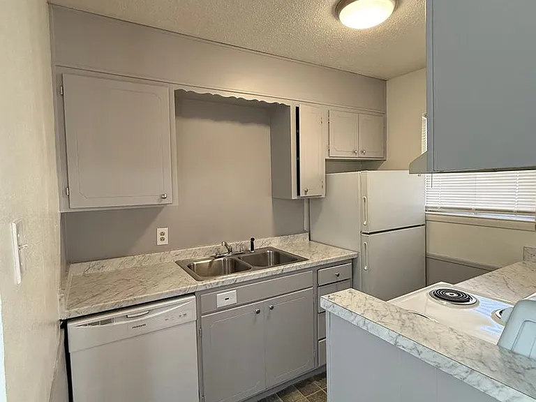 400 Johnson Dr — Photo 12