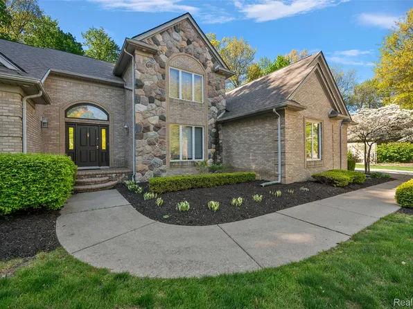 17840 Christine Blvd N, Clinton Township, MI 48038