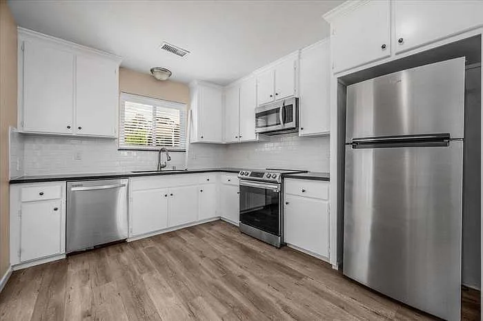 250 Oxford Ave — Photo 15