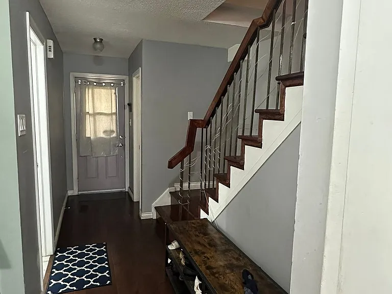 31 Newbridge Cres #MAIN FLOOR — Photo 3