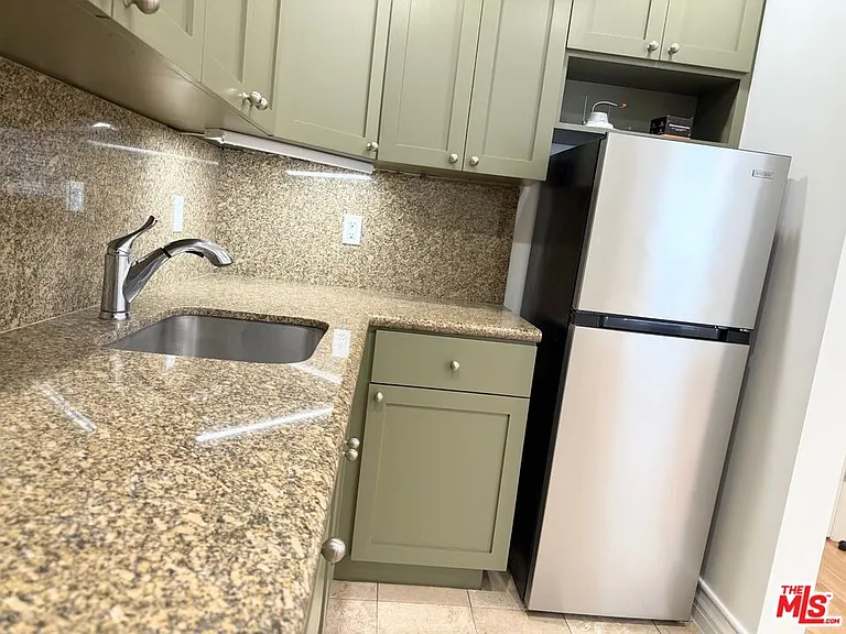 204 S Reeves Dr #204 — Photo 8