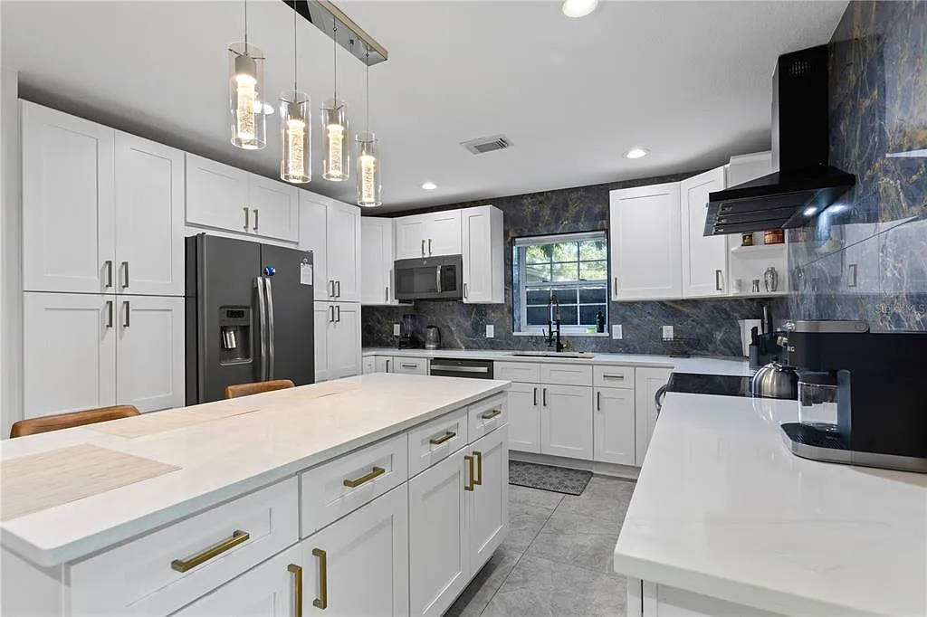 4 bed, 2.0 bath, 1553 sqft, $5,800 — Photo 3