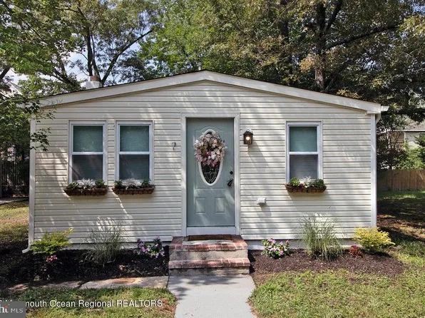 7 Oak St, Waretown, NJ 08758