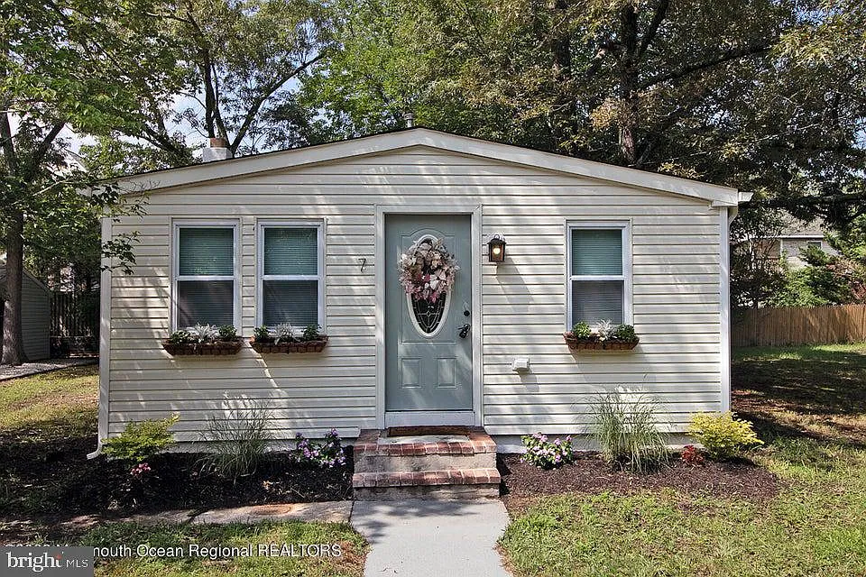 7 Oak St photo 1