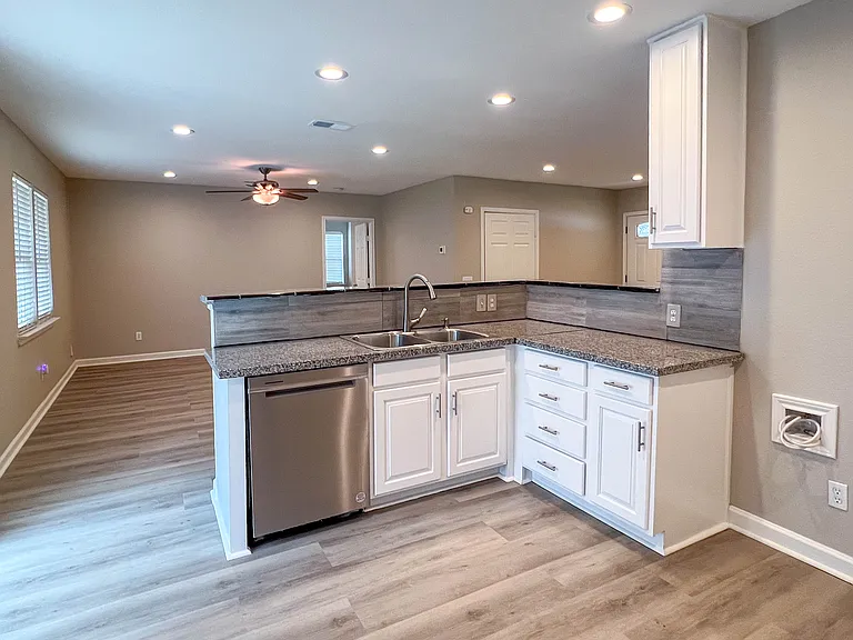 5004 Colorado Blvd — Photo 10