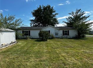 904 Robin Ln, Arcola, IL 61910