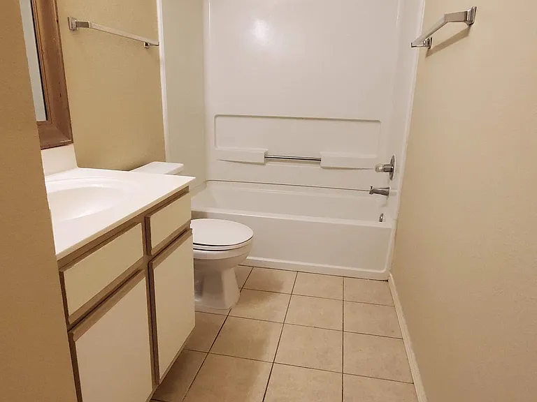 Guest full bath upstairs
