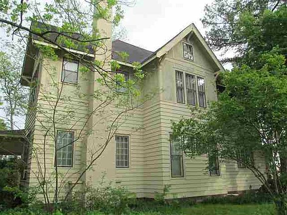 2nd image of 305 Pine St
