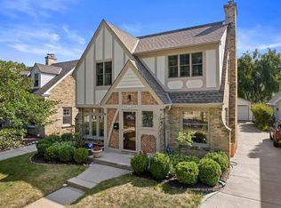 5812 N Bay Ridge Ave, Whitefish Bay, WI 53217