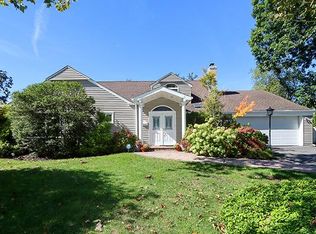 126 Westwood Cir, Roslyn Heights, NY 11577