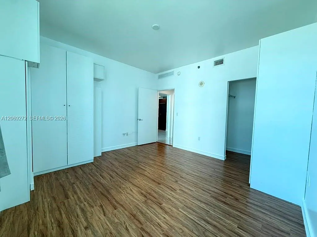 950 Brickell Bay Dr — Photo 4