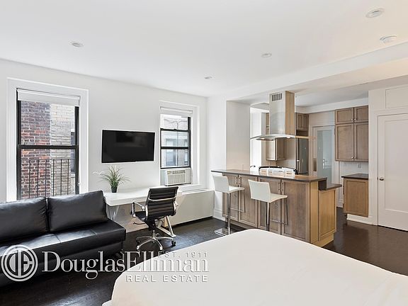 2nd image of 19 W 55th St APT 9C