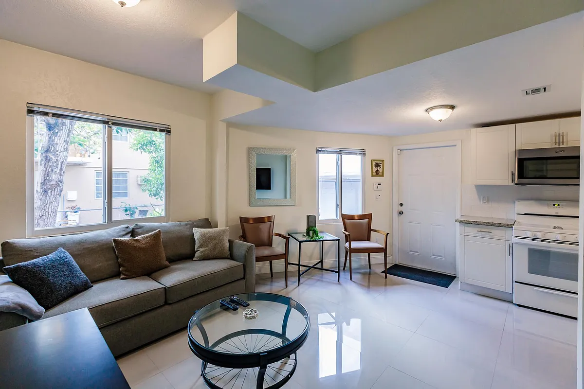 Building Photo - 518 SW 15th Ave #2