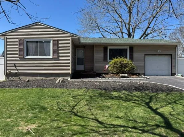 42 S Howell Avenue, Farmingville, NY 11738