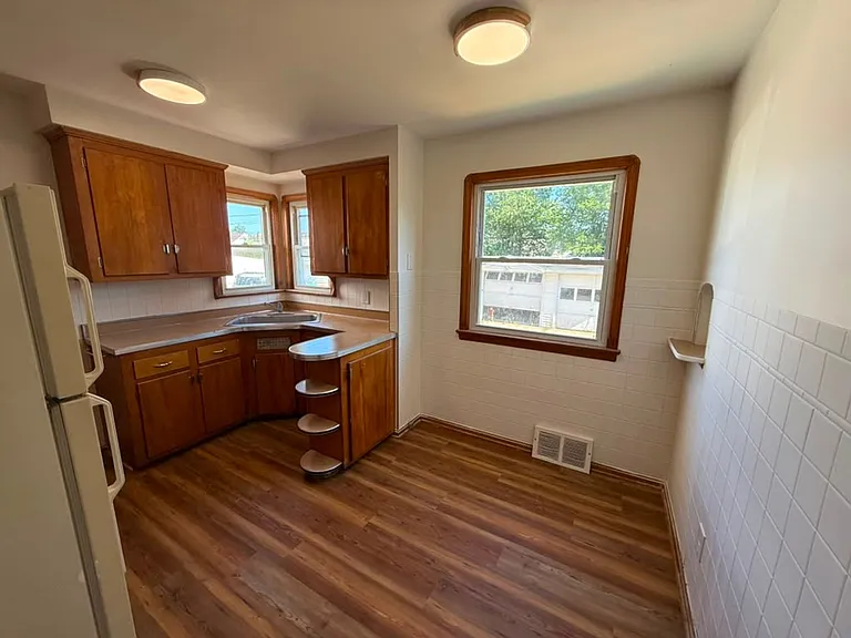 16011 Maplewood Ave — Photo 4