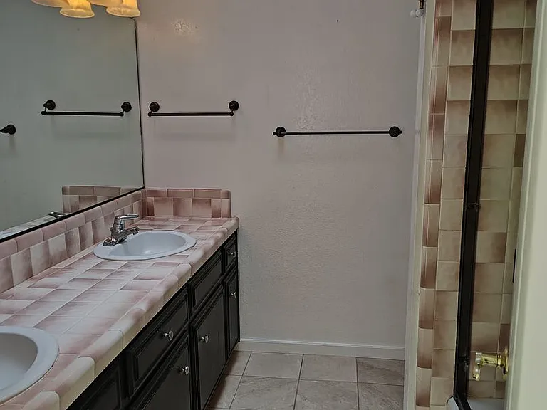 1607 Jade Ct — Photo 5