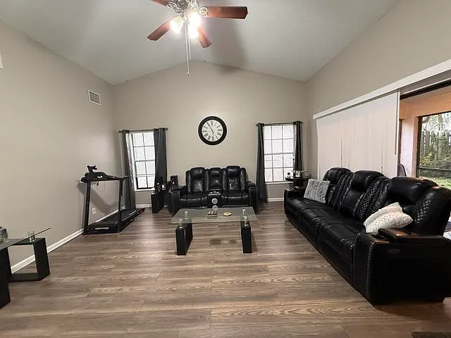 3 bed, 1741 sqft, $3,350 — Photo 3