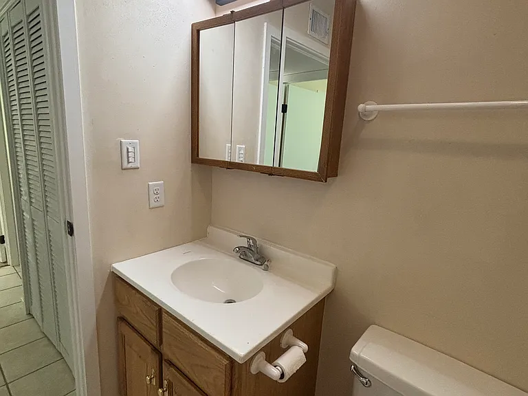 Vanity/Toilet