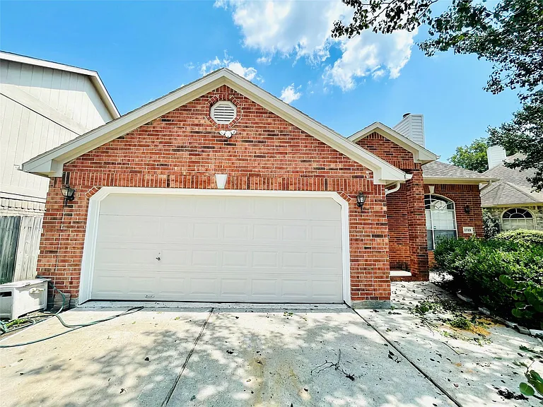 1719 Park Forest Dr — Photo 1