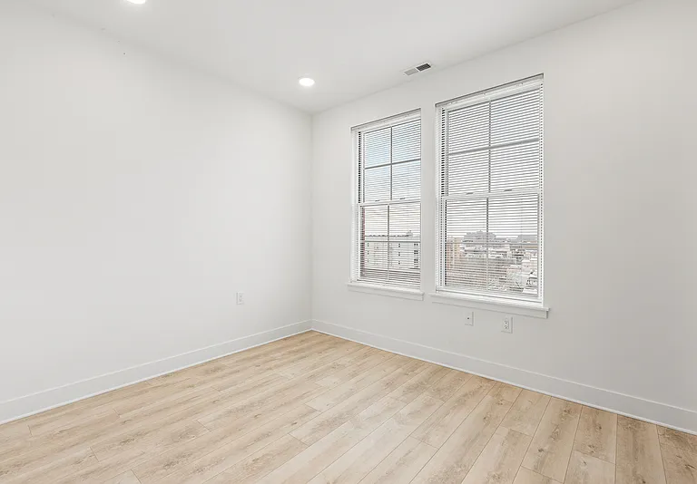 943 Washington Ave #303 — Photo 13